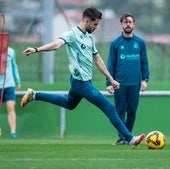 Andrés Martín, a punto de golpear la pelota durante el entrenamiento de ayer en La Albericia.