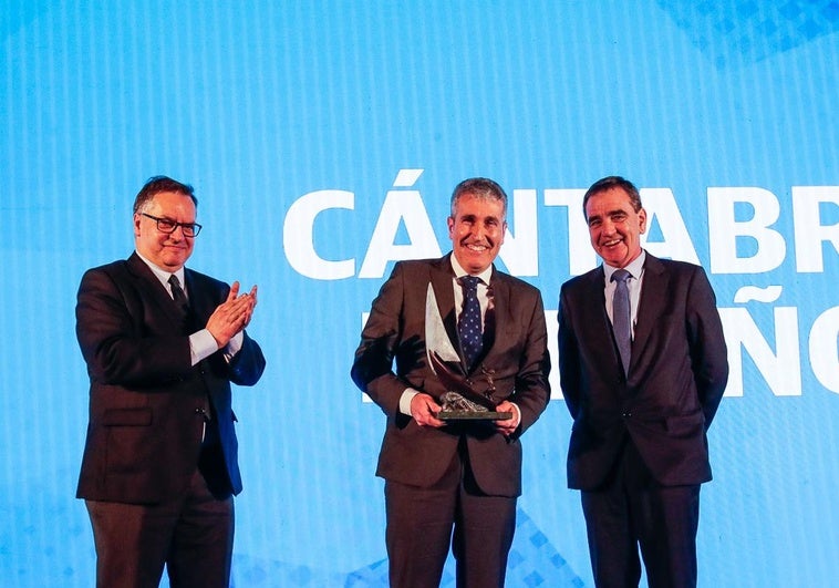 Íñigo Noriega e Ignacio Pérez entregan el premio a Eduardo Miñambres