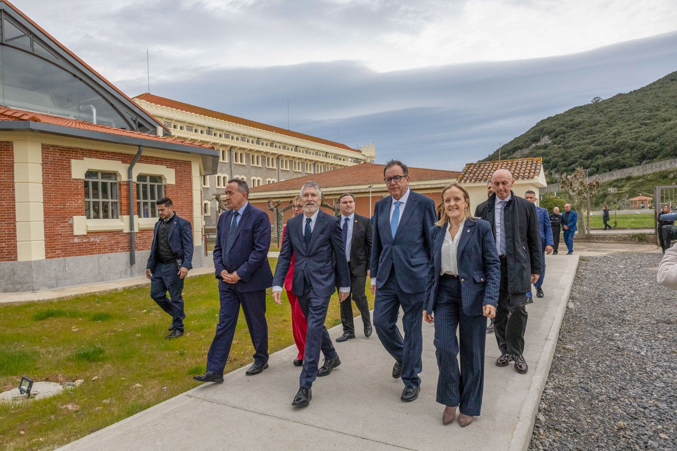 Las autoridades, tras la visita al centro.