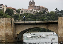 Vista del Puente de la Barquera, la ría y, al fondo, la iglesia de Santa María de los Ángeles.