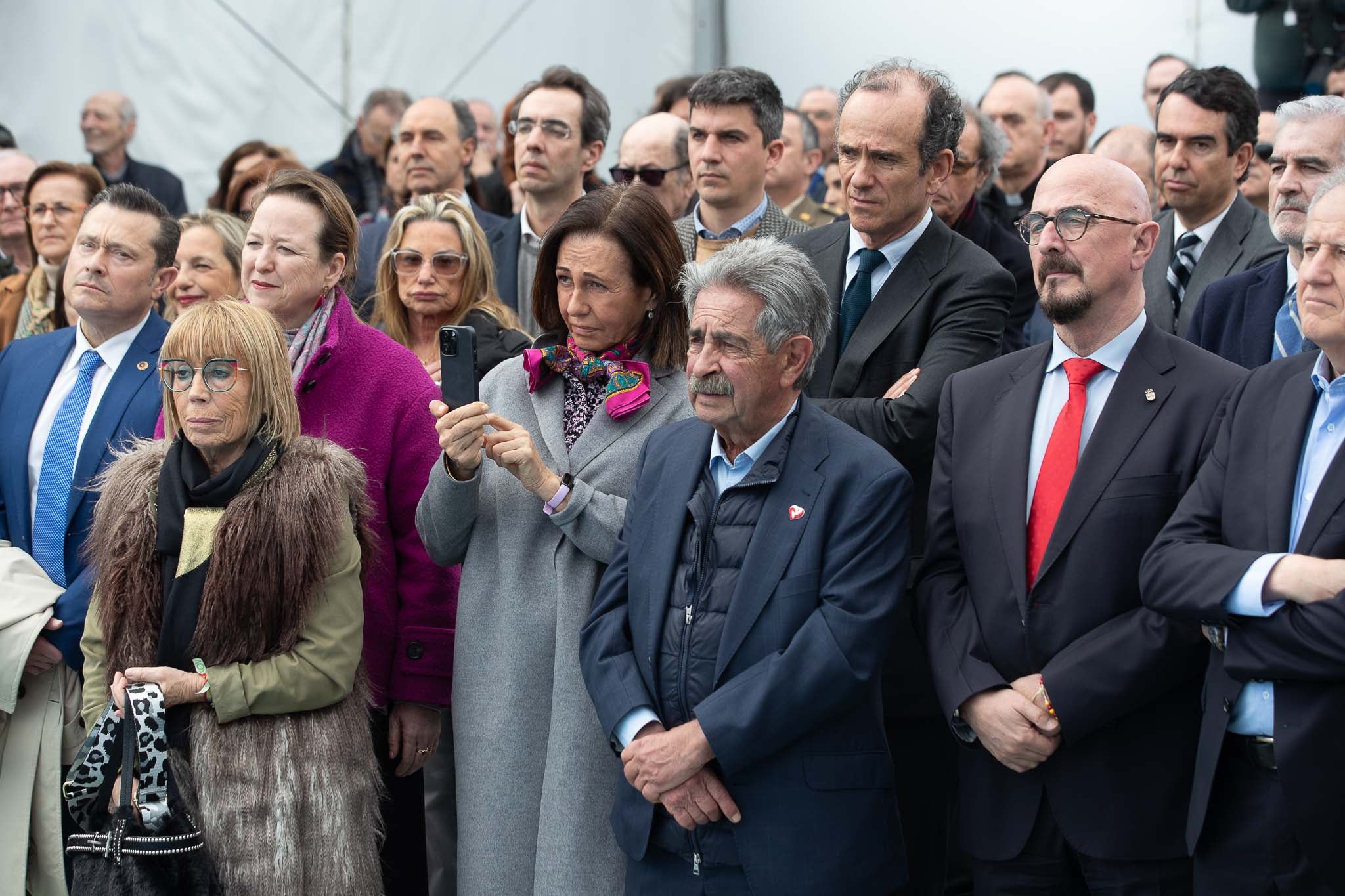 La presidenta del Banco Santander e hija del banquero, Ana Botín, graba desde el público el discurso de su madre, Paloma O'Shea.