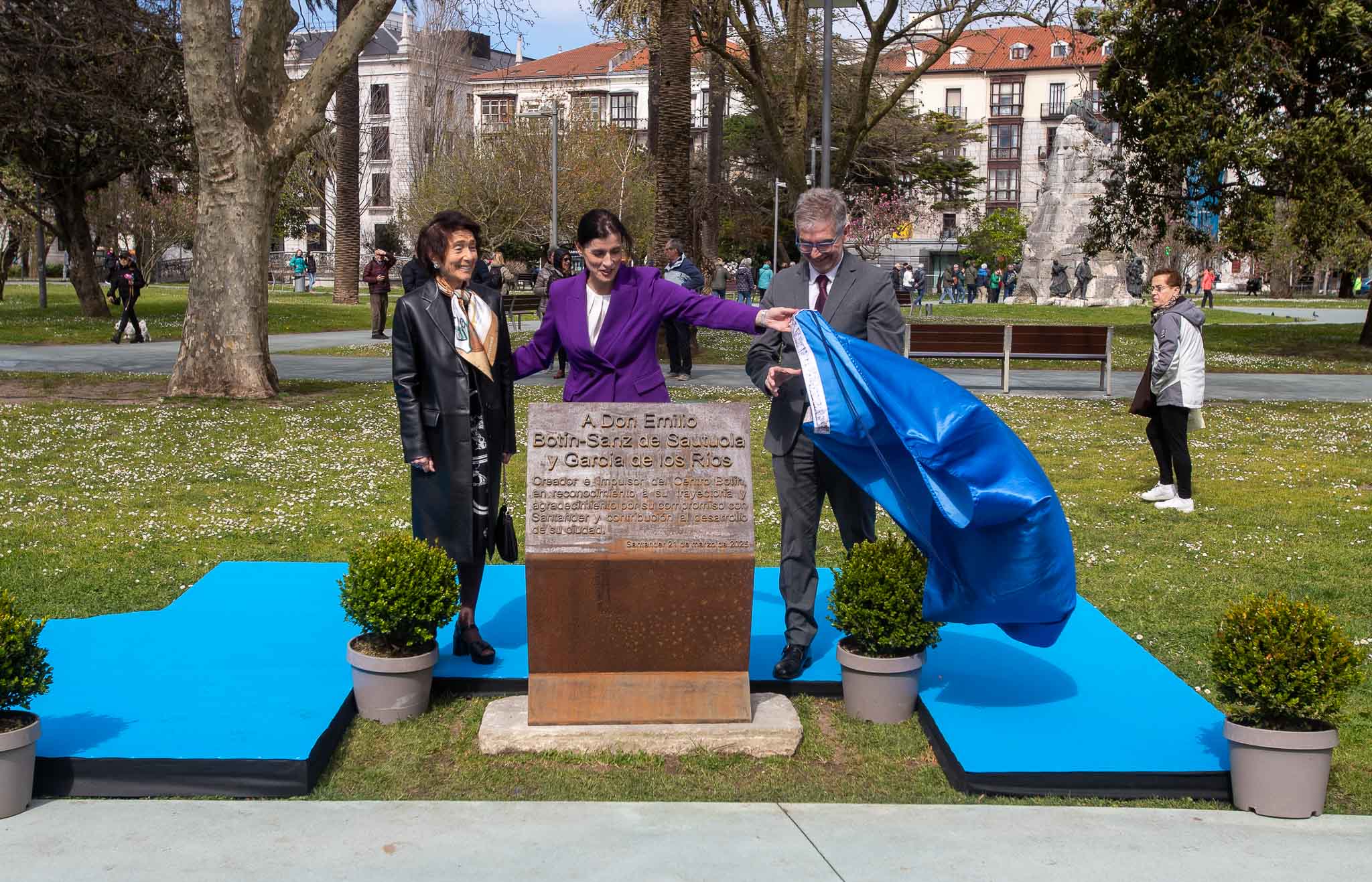 Paloma O'shea, Gema Igual y César Díaz descubren la placa en honor a Emilio Botín.