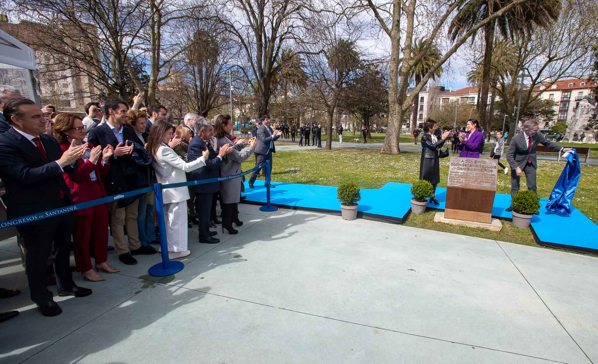 Los asistentes aplaudieron la inauguración de la plaza que ya lleva el nombre de Emilio Botín-Sanz de Sautuola.