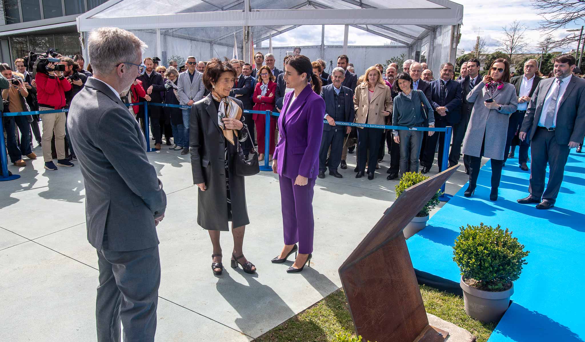 Paloma O'Shea observa con detalle la placa dedicada a su marido Emilio Botín.