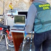 La Guardia Civil muestra algunos de los objetos robados que se han recuperado.
