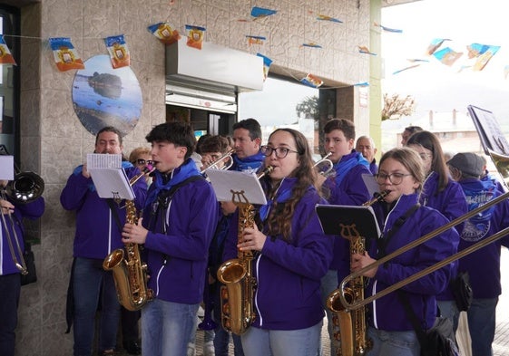 Actuación de los componentes de la charanga El Cancaneao.