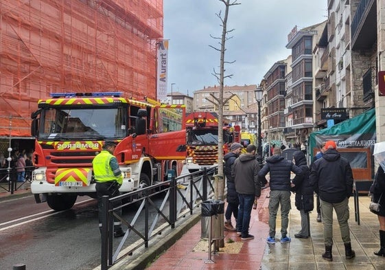 Los camiones de bomberos, en el centro.