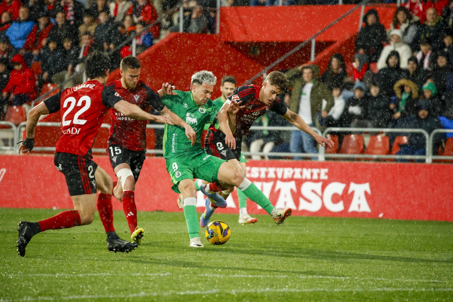 Arana es derribado por Hugo Rincón y Tomeo. 