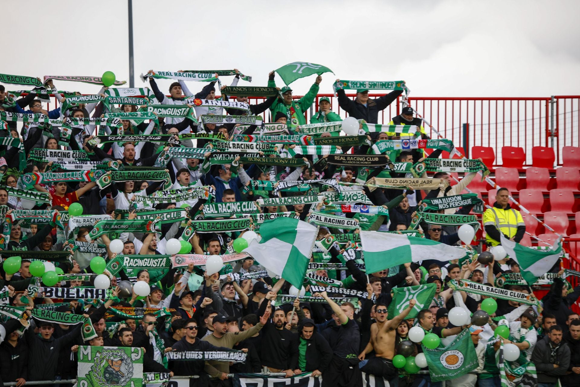 Medio centenar de aficionados respaldó al Racing en Miranda. 