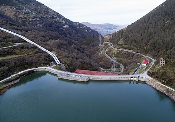 Vista del embalse de Alsa, con la central eléctrica y los tubos que conectan con la presa superior.