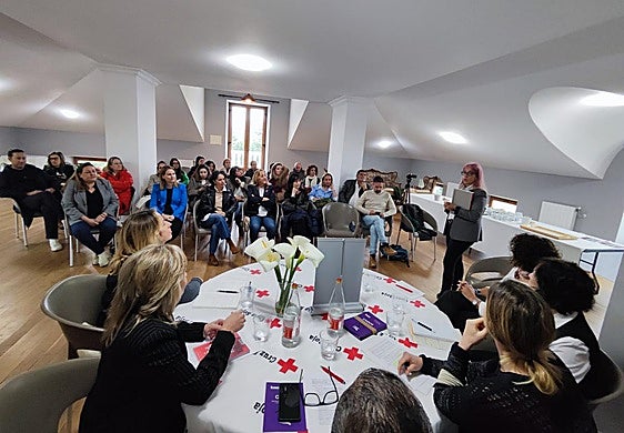 La jornada «Colaboración en el envejecimiento: fortaleciendo redes de asistencia y asesoramiento» ha sido organizada organizada por Cruz Roja Pas-Pisueña.