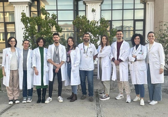 Desde la izquierda, Carmen Lage, María Bravo, Andrea Corrales, Francisco Martínez, María García, Eloy Rodríguez, Ana Pozueta, Marcos Aguilella, Marta Fernández y Sara López, miembros de la Unidad de Deterioro Cognitivo de Valdecilla que han participado en la investigación.
