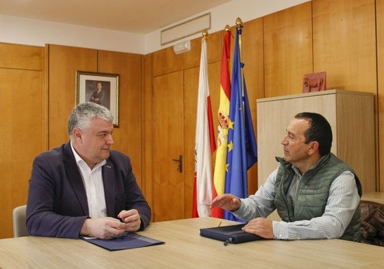 Agüeros con el alcalde de Molledo y presidente de la Mancomunidad de Iguña, Joaquín Villegas.