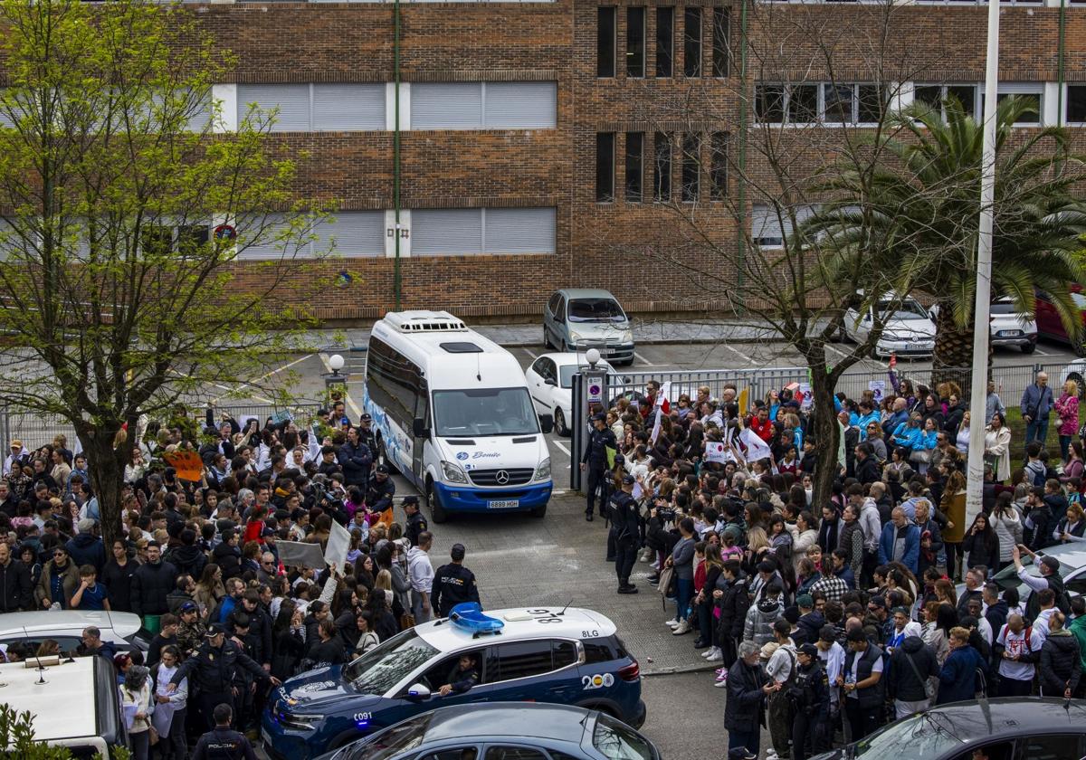 Concentración en el instituto Torres Quevedo de Santander en repulsa por la agresión sufrida por un alumno con discapacidad.