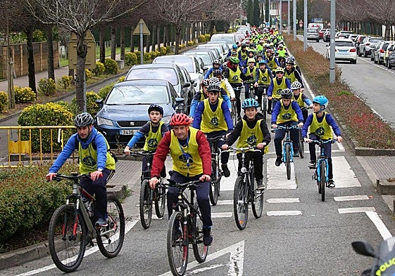 Alumnos y miembros de la comunidad educativa circulan en bicicleta, el viernes, por el Bulevar Ronda.