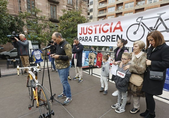 Amigos, familiares y caras del sector ciclista se ha concentraron hace dos años para honrar el recuerdo de Floren.