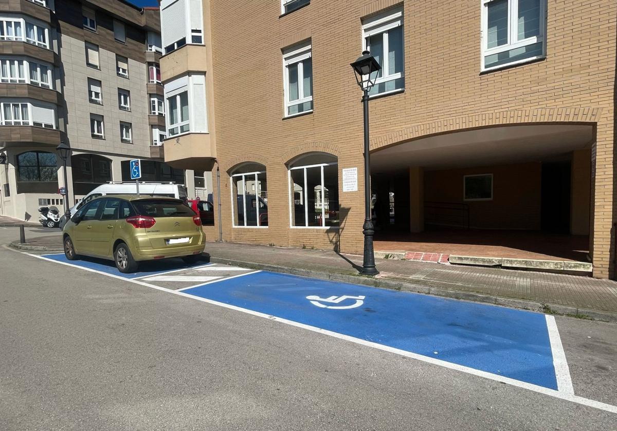 El PSOE de Camargo critica las deficiencias de la nueva plaza de aparcamiento adaptada