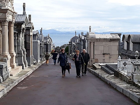 Personas pasean por el Cementerio de Ballena, en Castro Urdiales, donde va a tener lugar el reconocimiento.