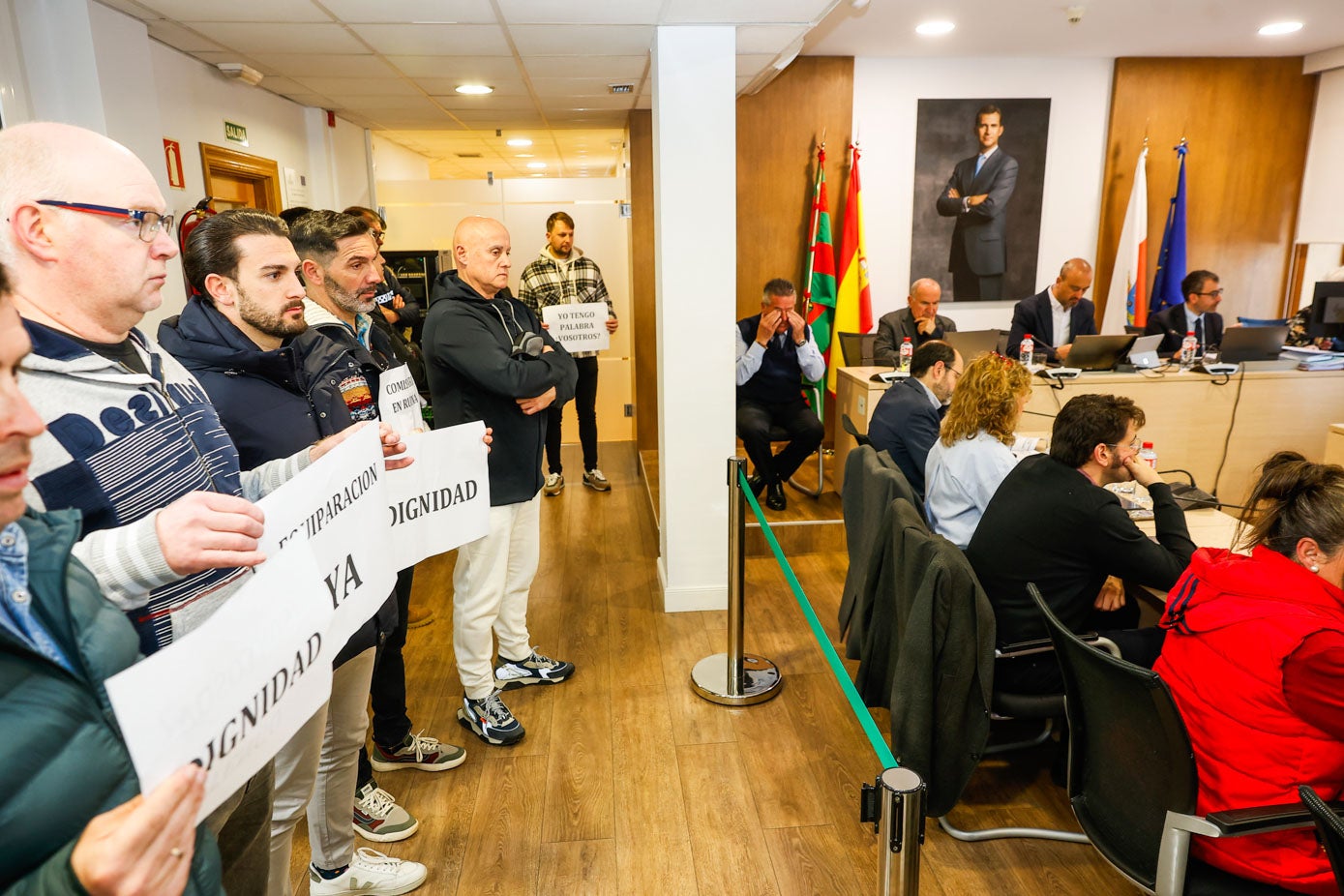 «Dignidad» o «comisaría en ruinas» son algunos de los mensajes que portaban en sus carteles. 