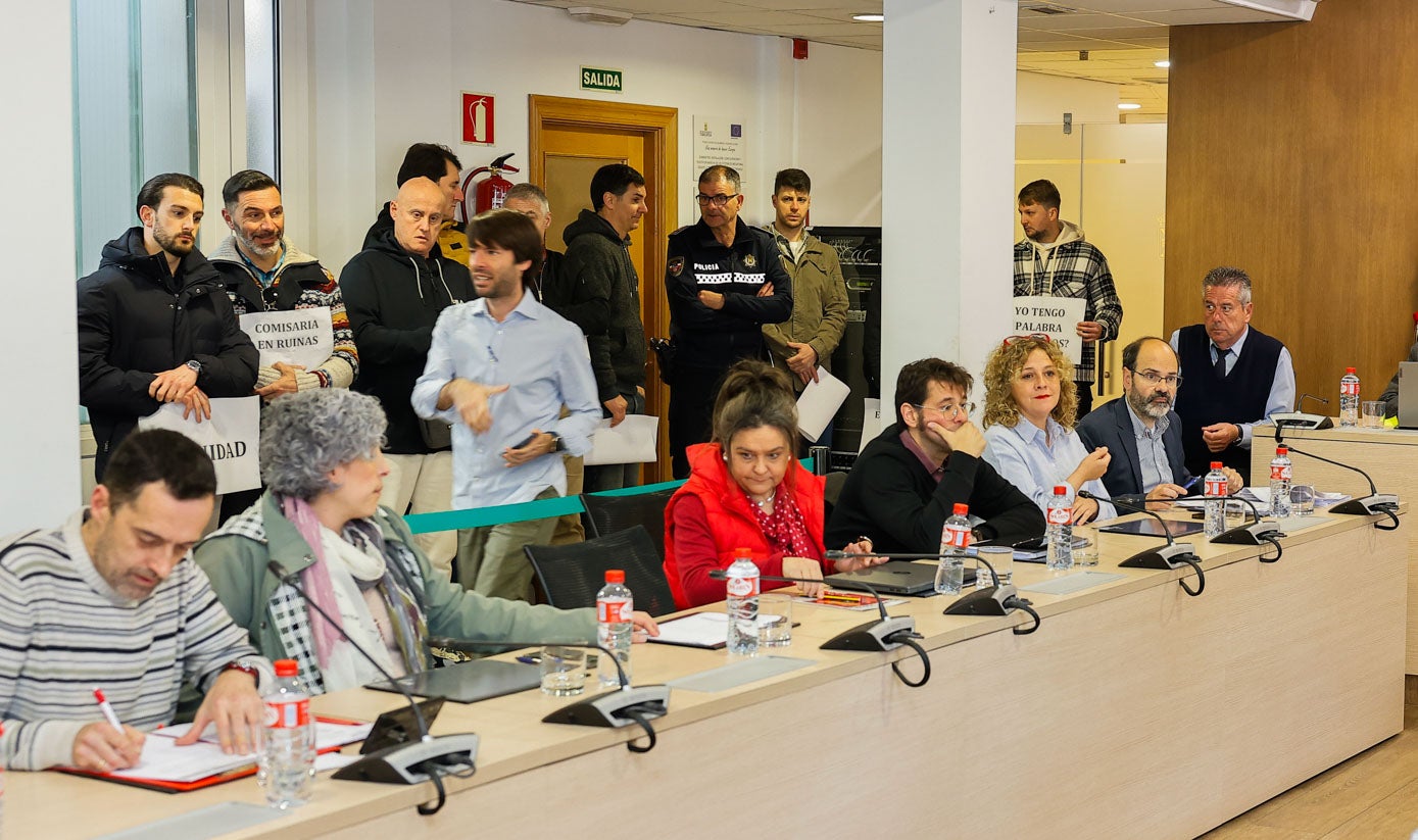 Miembros del grupo socialista y de IU-Podemos, sentados frente a los agentes concentrados, antes de comenzar la sesión plenaria. 
