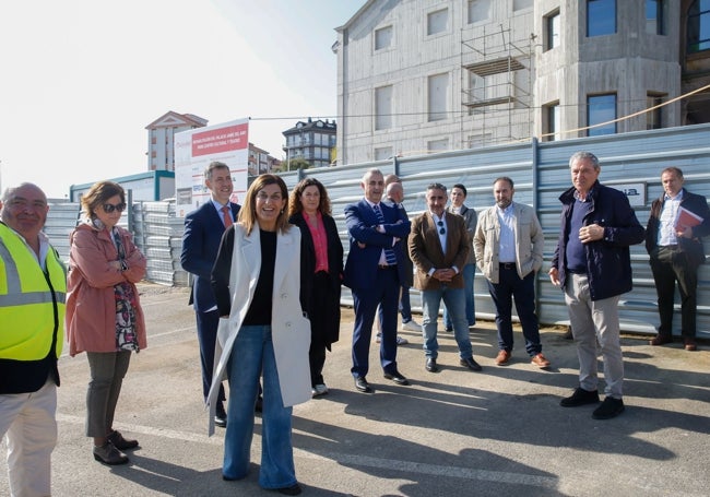 La presidenta regional, María José Sáenz de Buruaga junto al alcalde de la villa, Andrés Ruiz Moya y los consejeros de Cultura y Fomento, entre otras autoridades y responsables de la obra adjudicataria.