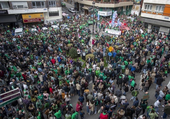 La manifestación de los docentes partió del Río de la Pila, cerca de la sede de la Consejería de Educación.