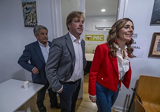 Paula Fernández y Pablo Diestro con Miguel Ángel Revilla tras conocer los resultados.