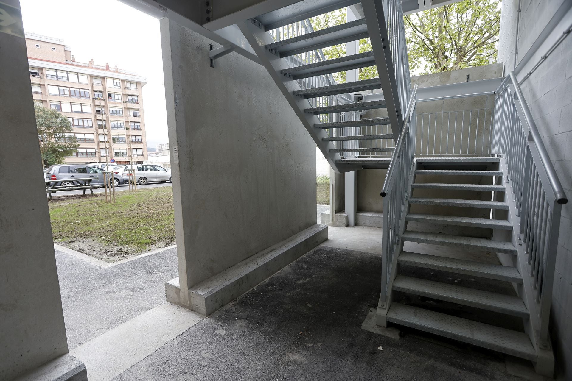 Unas escaleras permiten acceder a las tres plantas del edificio, además de un ascensor que todavía no está operativo.