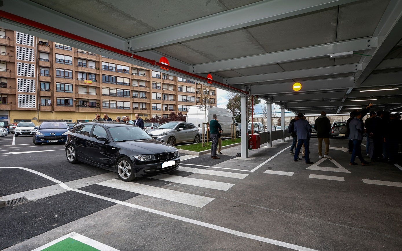 Tras la inauguración oficial, los primeros vehículos han ido entrando en la infraestructura, dotada con 544 plazas más otras 110 en el resto de la finca.
