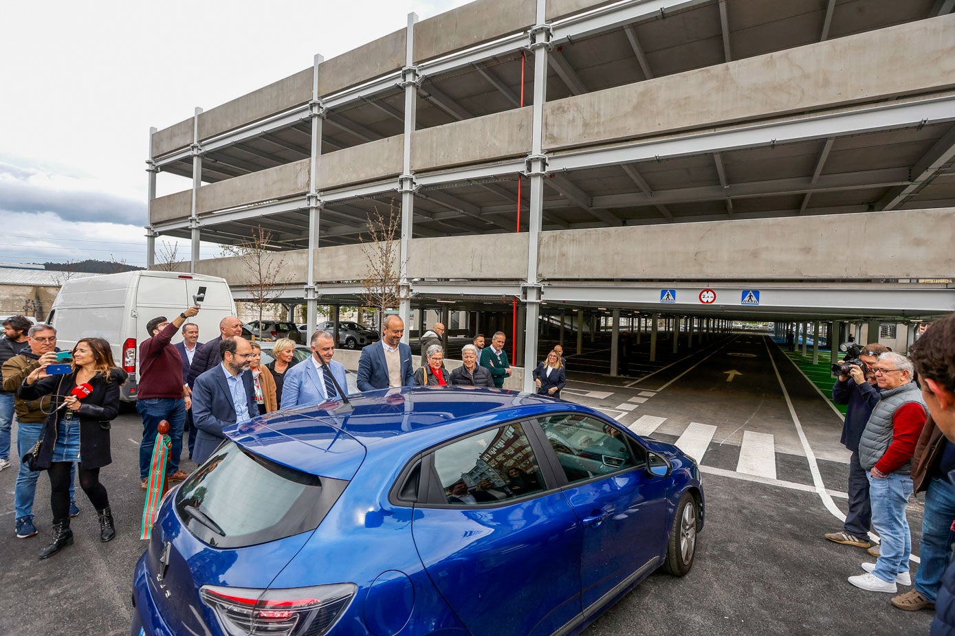 Autoridades reciben a uno de los primeros vehículos que han estacionado en el aparcamiento, este viernes, en La Carmencita.