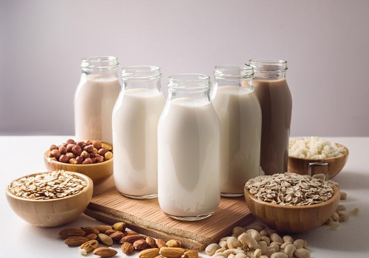 El auge de las dietas veganas ha impulsado el consumo de estas bebidas vegetales, de soja, avena, almendras, coco...