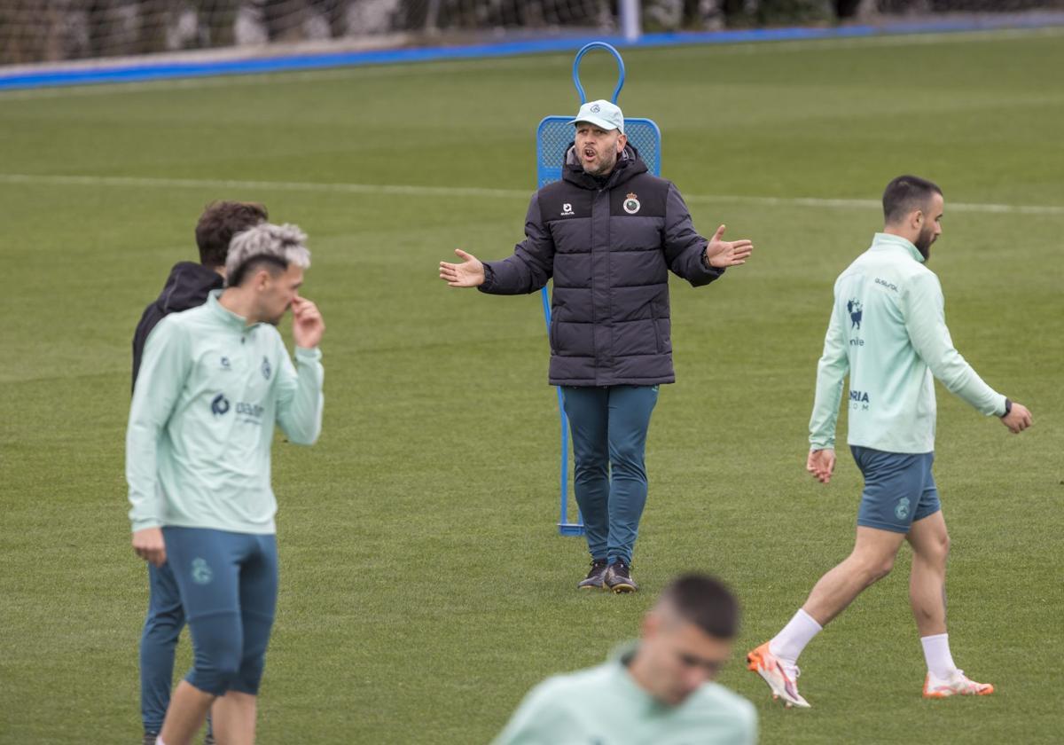 José Alberto dando instrucciones este viernes en la Albericia.