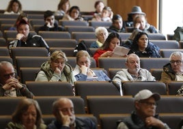 Los asistentes al sorteo de viviendas protegidas de El Alisal, que se ha celebrado este viernes en el Palacio de Exposiciones, escuchan atentamente los resultados.