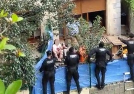 Agentes de la Guardia Civil impiden la salida a varios okupas.