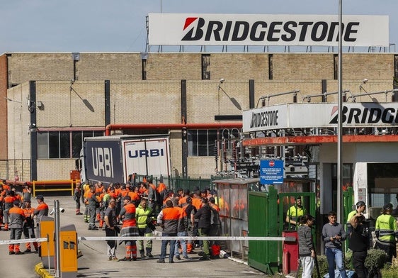 Trabajadores de Bridgestone, concentrados el martes en Puente San Miguel (Reocín) tras conocerse el anuncio de ERE.