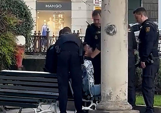 Los agentes detienen al agresor en la calle Jesús de Monasterio de Santander.