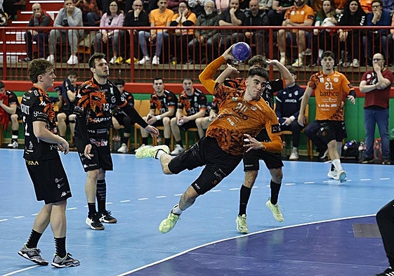 Jokin Aja, del Bathco, durante el partido ante Ademar.