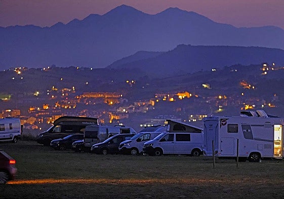 Autocarvanas en un prado en Oyambre