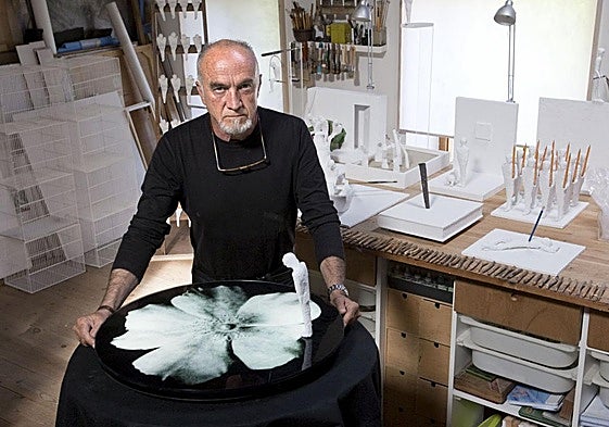 Fernando Bermejo, en su estudio de Esles en 2010, rodeado de algunas de sus obras.