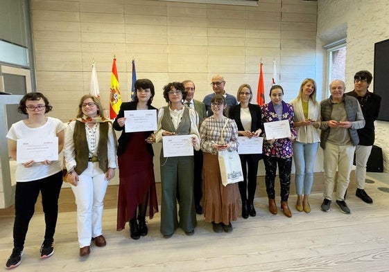 Foto de familia de premiados, autoridades académicas y otros invitados al acto.