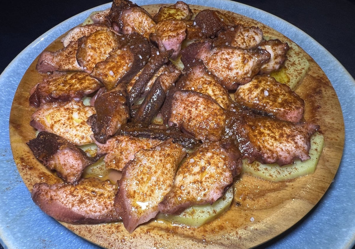 Imagen principal - Pulpo, entrecot con guarnición de patatas y pimientos rojos y cachopo.