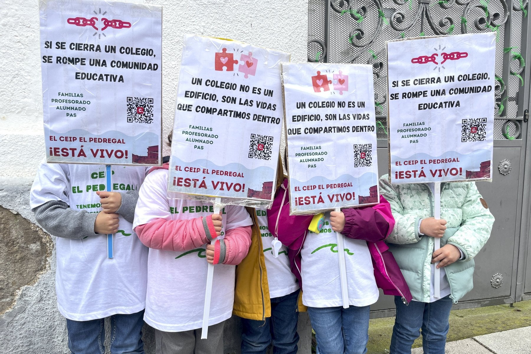 Escolares de El Pedregal, durante una protesta por el cierre del colegio.