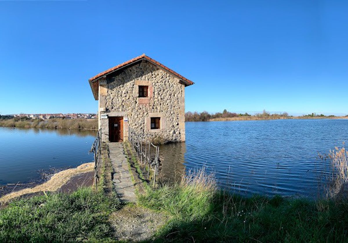 Molino de mareas de Noja en la marismas de Victoria.