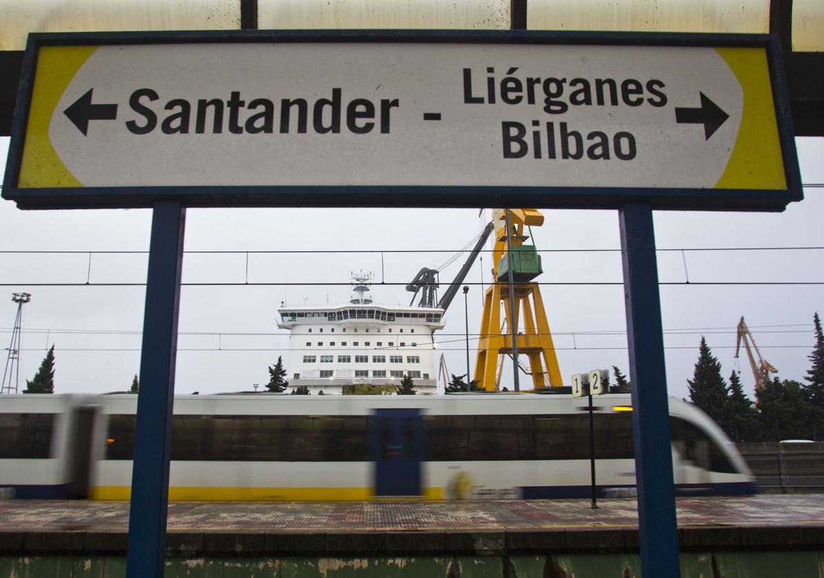 Un tren de la línea Santander-Bilbao, a su paso por la estación de El Astillero.