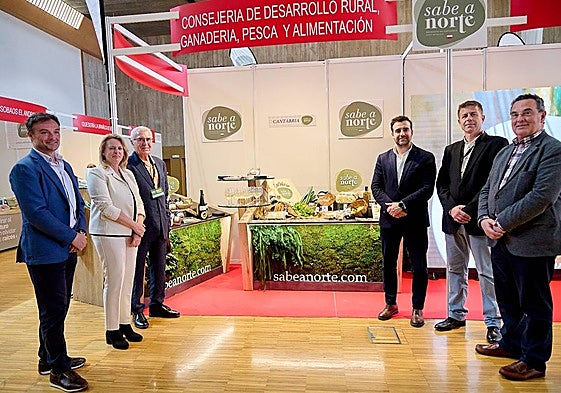 La consejera María Jesús Susinos y el resto de autoridades que estuvieron presentes en la inauguración.