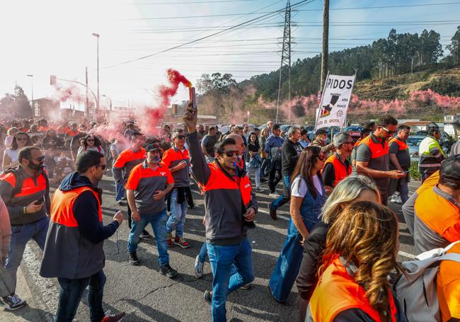 Bengalas, petardos y silbatos, durante la marcha de la tarde.