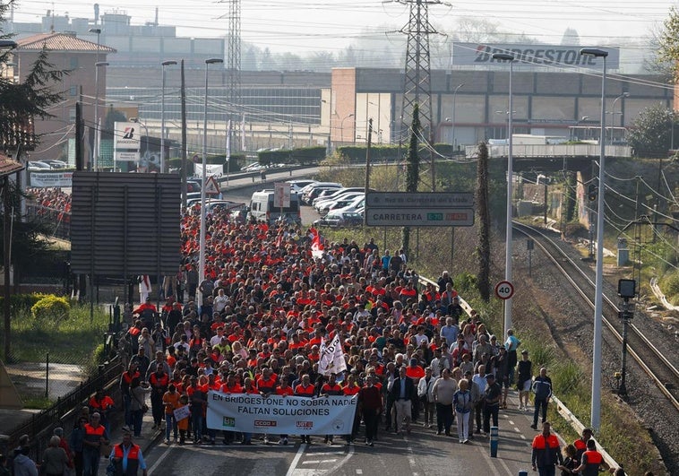 La cabeza de la marcha avanza en sus primeros pasos con la planta de Bridgestone al fondo.