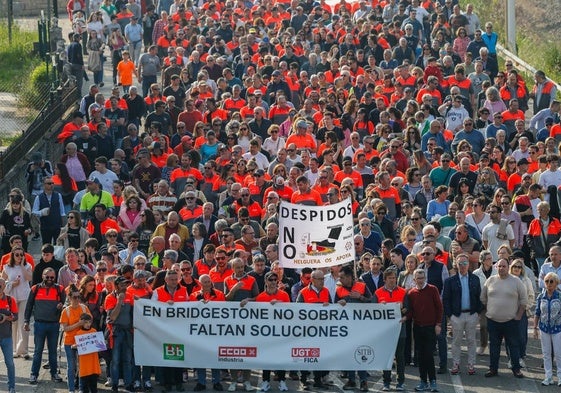Los trabajadores arropados por los vecinos en su marcha hacia Torrelavega