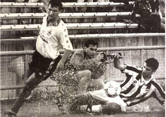 Javi Roncal salva una entrada de Sergi sobre un terreno de juego de los Campos de Sport lleno de agua.