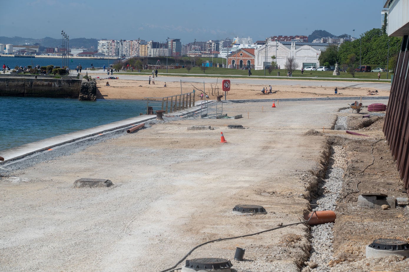 El pavimento está totalmente levantado y la intención del Ayuntamiento es terminar la primera parte de las obras –hasta la altura del campo de tiro– antes de verano.